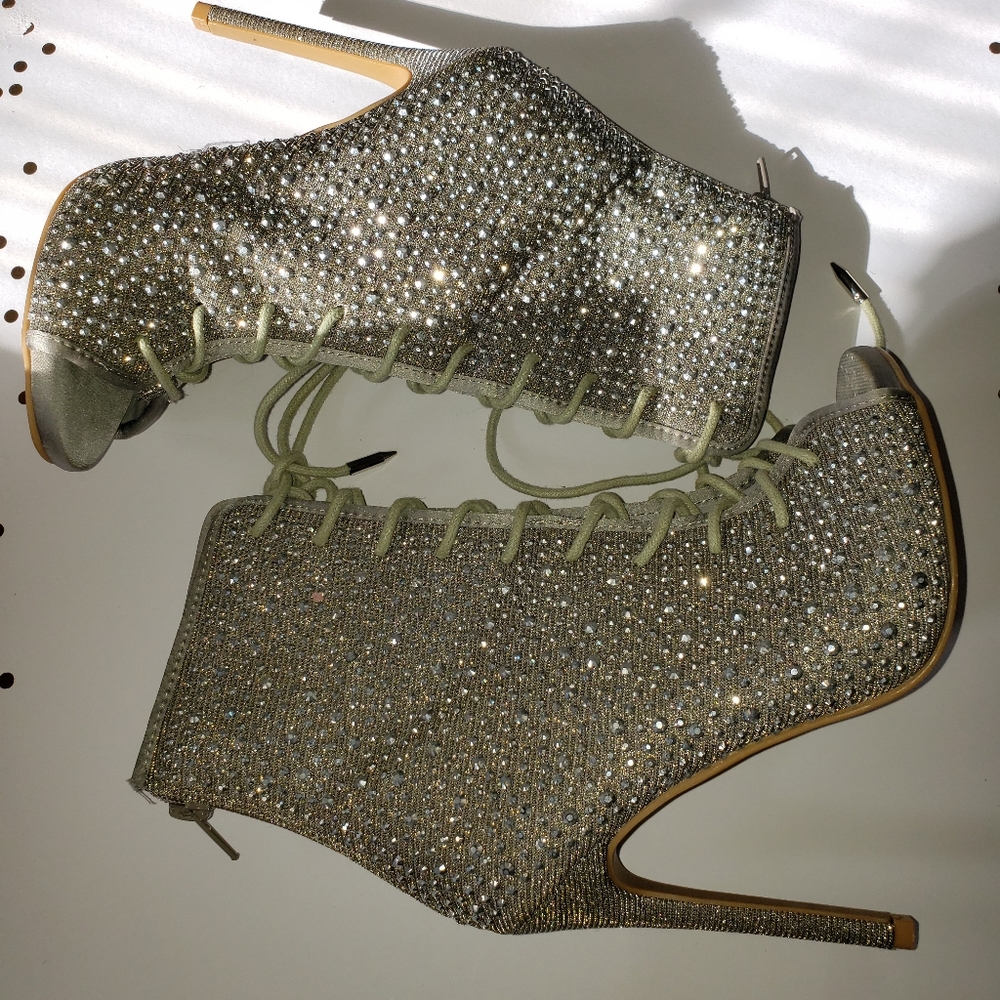 SHOEDAZZLE Silver sz 6.5 Booties